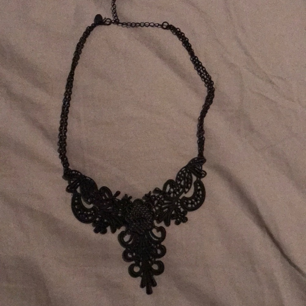 BLACK STATEMENT NECKLACE